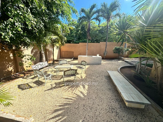 ALBION – À VENDRE – Spacieuse villa familiale avec appartement indépendant, piscine et garage