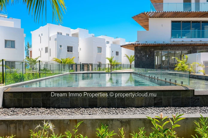 Appartement meublé de 3 chambres avec piscine privée en bord de mer à Grand Baie – Ile Maurice