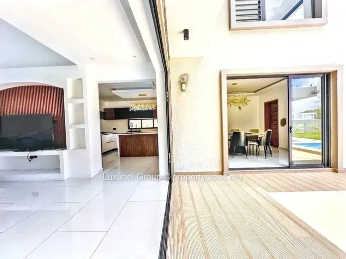 Contemporary Villa T5 Quality Furniture 4Bed Swimming Pool Kiosk