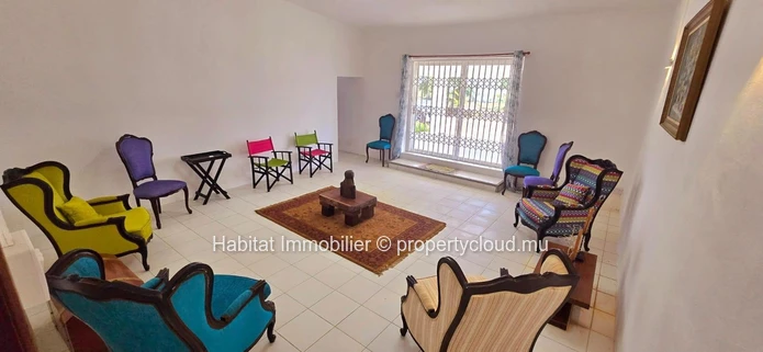 Unfurnished house of 290m² on a leasehold land of 680 toises with private access to the sea  at Poste Lafayette