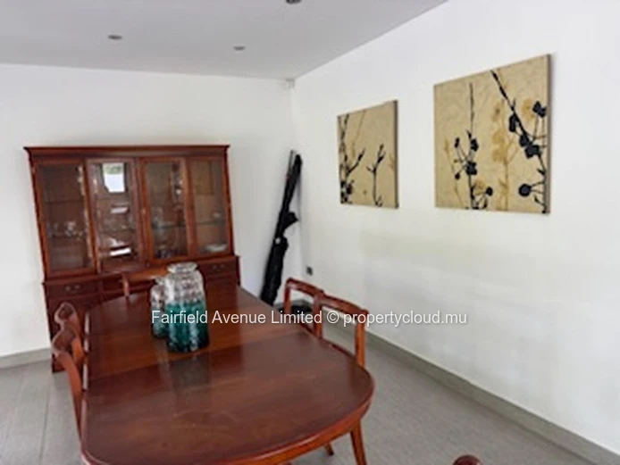 Stunning 4-Bedroom House in Roches Noires with Spacious Garden and Close to Amenities - Don't Miss Out!