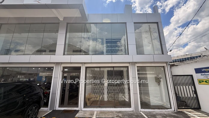 Exclusivité sur route principale au cœur de Port-Louis - Local commercial de 275 m² à louer au premier étage (Mandat exclusif)