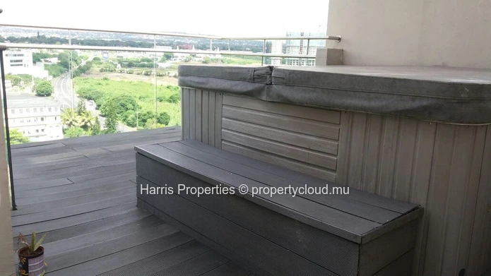 Élégant penthouse sur deux niveaux à vendre à Quatre Bornes