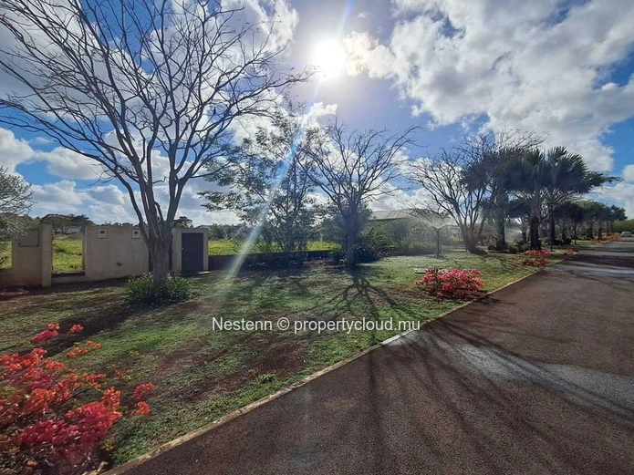 Beautiful 795 m² residential plot located in a secure gated community