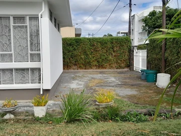 Ground floor of a house for rent as office in the center town of Quatre-Bornes- Good Opportunity !!