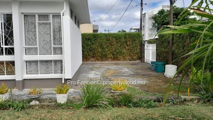 Ground floor of a house for rent as office in the center town of Quatre-Bornes- Good Opportunity !!