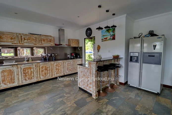 Grande maison de style Balinais dans un cadre privilégié.