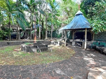 Seafront villa with outbuilding and office space 