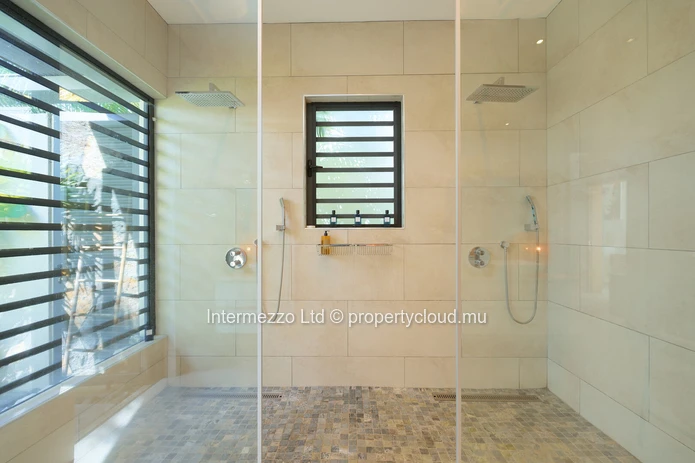 Luxury villa for sale in Cap Malheureux, Pereybère – 414 sqm living area, 1,065 sqm plot, 4 bedrooms, office, private...