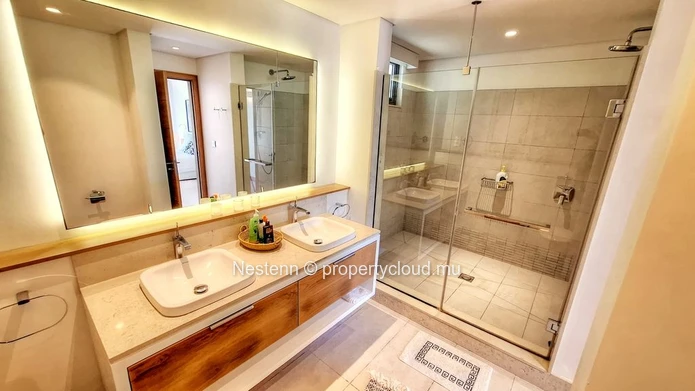 2-bed penthouse in a prestigious parc