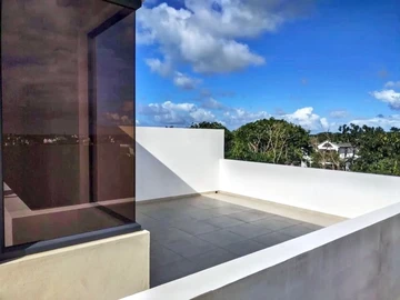 Contemporary Villa with Pool, 4 En-Suite Bedrooms and Terraces 