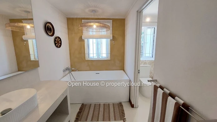 Villa meublée de 3 chambres avec piscine à louer à Calodyne