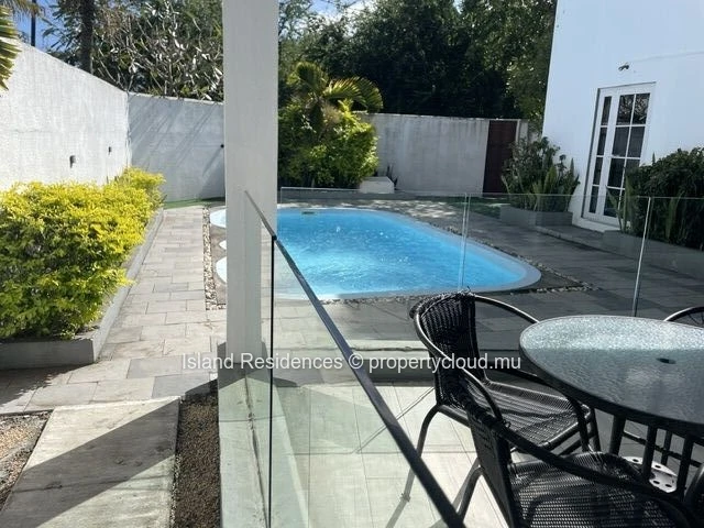 Modern fully furnished property with 2 apartments, pool and garage