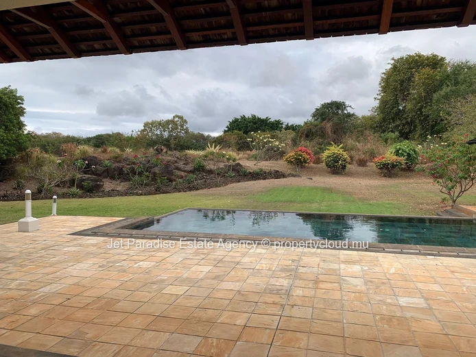 Villa moderne élégante avec vue montagne, piscine et grand terrain