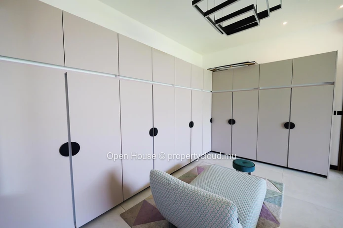 PDS villa for sale in Grand Baie, 214m² living space, 527m² land, 3 bedrooms, private pool, luxurious interior and ex...