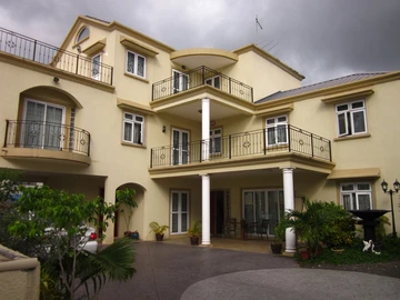 6 Bedroom House