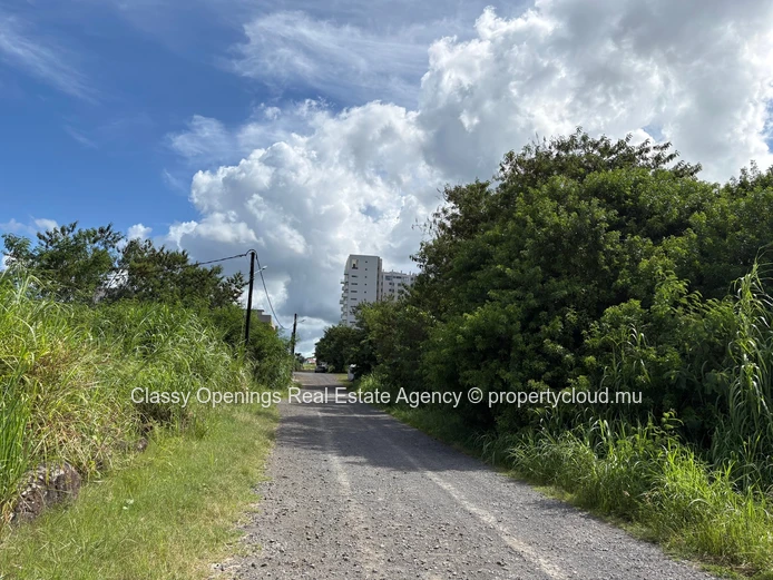 Terrain commercial 1 835 m² à Sodnac — proche bus, écoles, commerces