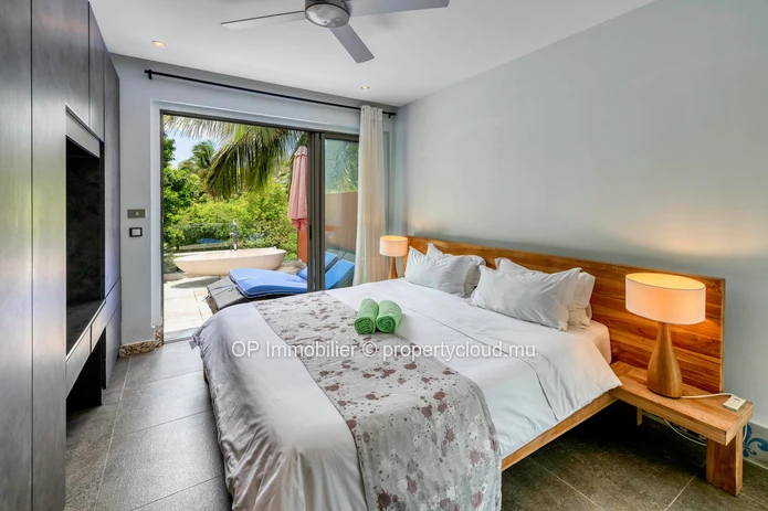 Penthouse à vendre à Péreybère, Grand Baie, 94m², 2 chambres, piscine commune, vue mer, meublé, climatisé. Rs 42M.