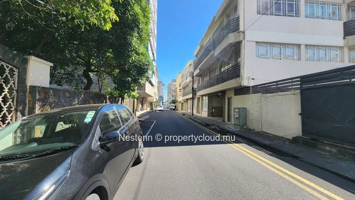Bureau spacieux non meublé de 257m2 avec balcon