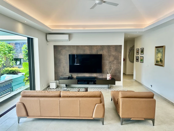 Villa contemporaine avec piscine à débordement et pergola bioclimatique à Grand Baie