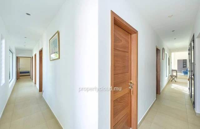 For sale: magnificent villa in a residence accessible to foreigners in Grand Baie.