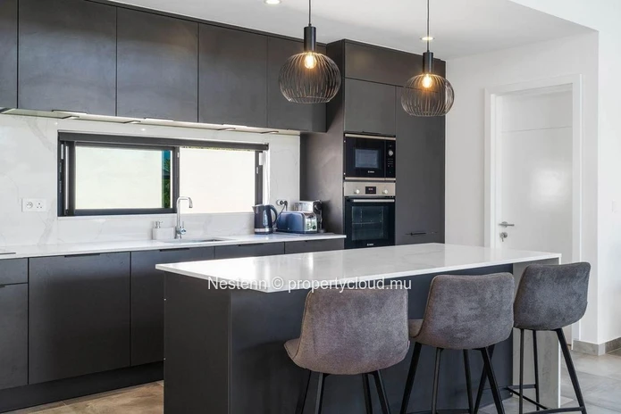 Modern single-storey villa in Mont Mascal with 3 bedrooms, private pool, and fully equipped kitchen in a secure resid...