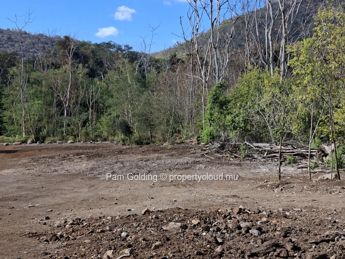 Vaste terrain à vendre à Rivière Noire