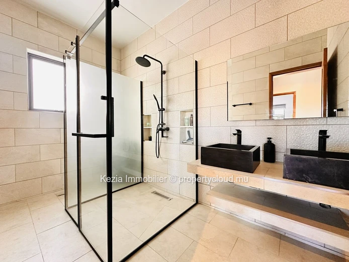 Contemporary Villa Ideally Located