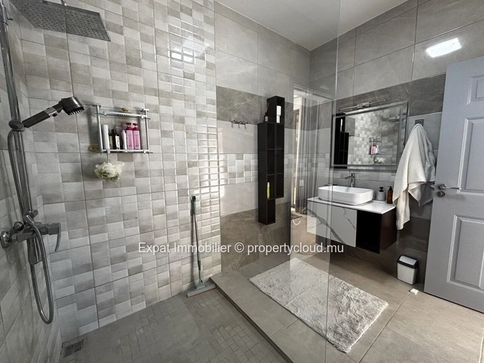 SINGLE-LEVEL VILLA WITH 3 BEDROOMS, SWIMMING POOL AND TROPICAL VERANDA – Grand Baie