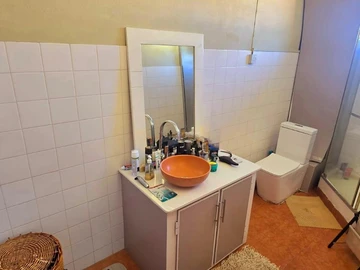 To rent : Unfurnished office space of 110 m², ideally located on the 2nd floor (without elevator) of a building in th...