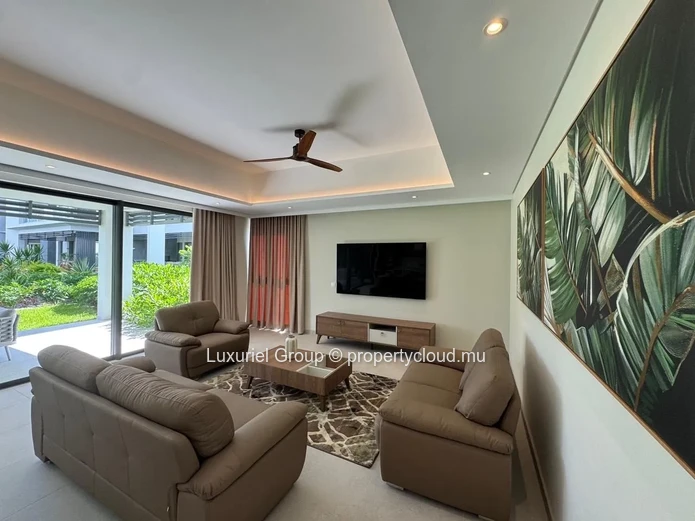 Modern Ground-Floor Apartment with Large Veranda and Pool