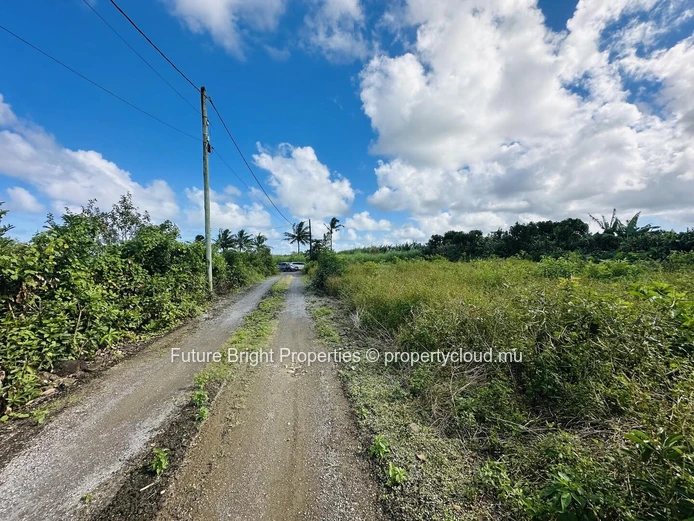 À Vendre : Grand Terrain Résidentiel de 1121 m² | Quartier Calme | Emplacement Idéal
