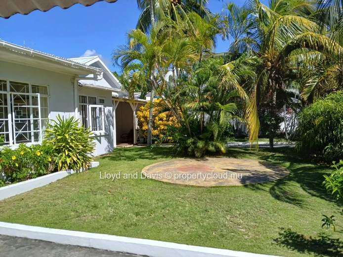 Charming Villa with Independent Cottage Near the Sea