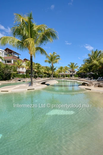 Walk to the Beach: 2-Bed Apartment in Mont Choisy