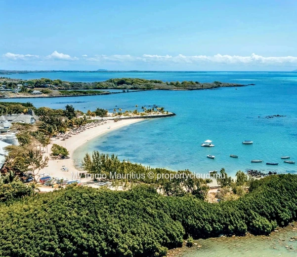 New development on the seafront with golf course - North-East Mauritius