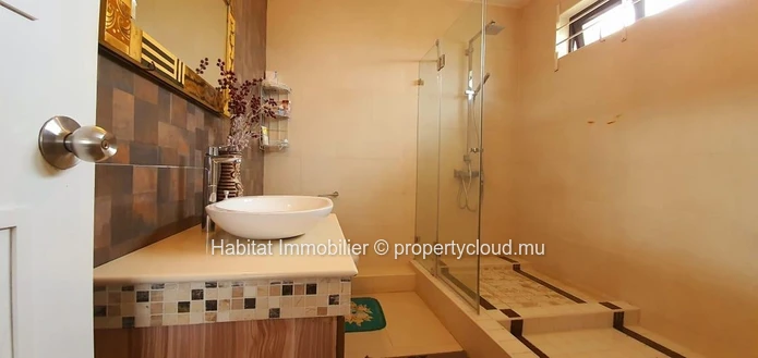 A VENDRE - Maison familiale meublée et équipée de 343 m2 sur un terrain de 133 toises située dans le morcellement rép...