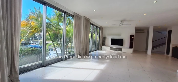 Villa IRS à vendre à Rivière Noire, 5 chambres, piscine privée, vue mer et montagne, proche commodités, amarrage pour...