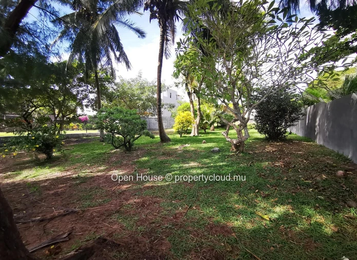 Residential land for sale in Bain Boeuf, Pereybere. 1,302m², seafront, sea view, close to amenities. Rs.
