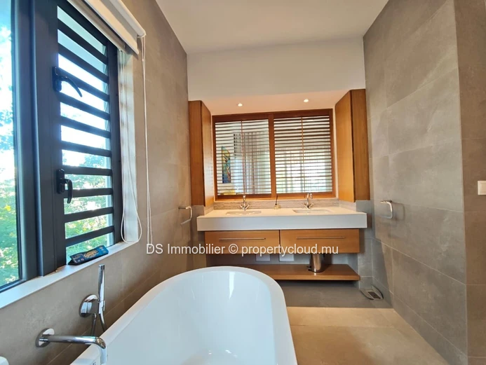Location Prestigieuse Pieds Dans L’Eau – Résidence Privée, Pereybère, Nord