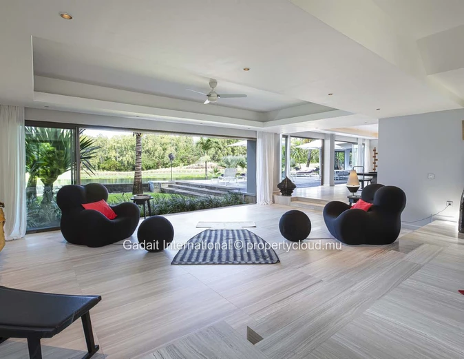 Investissez dans cette superbe Villa luxueuse avec vue golf et vue mer dans l'est de l'Ile Maurice