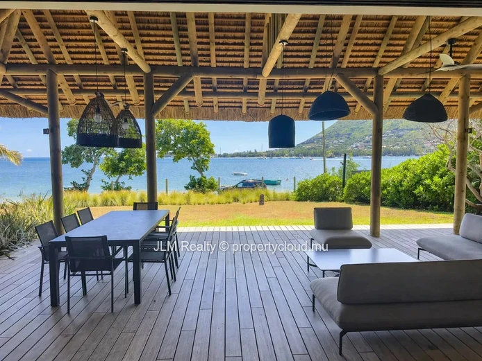 Superbe villa pieds dans l’eau à vendre à Rivière Noire, Île Maurice