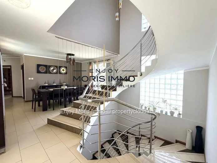 Spacious Furnished Villa with Pool – For sale at Cap Malheureux
