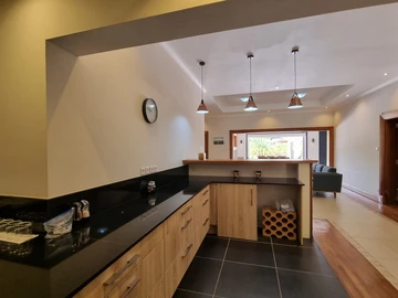 6 Bedroom Villa