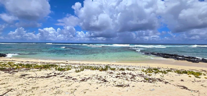 Unfurnished house of 290m² on a leasehold land of 680 toises with private access to the sea  at Poste Lafayette