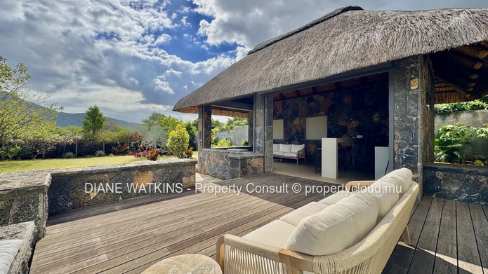 Villa de Luxe de 4 Chambres à Louer à Rivière Noire (Entretien Piscine & Jardin Inclus)