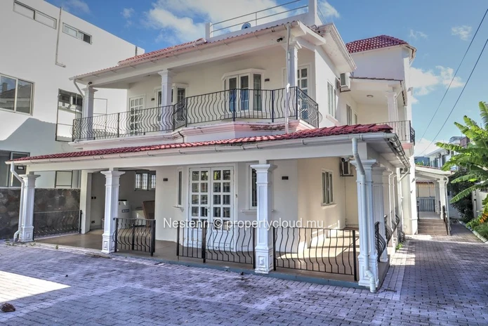 Spacieuse villa familiale de 5 chambres à seulement 1 minute à pied de la plage 
