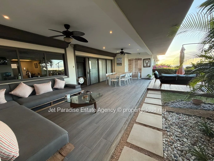 Beautiful Furnished ground floor apartment with Sea View