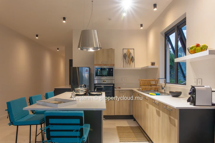 Magnificent 3-bed apartment in residence in a quiet area.