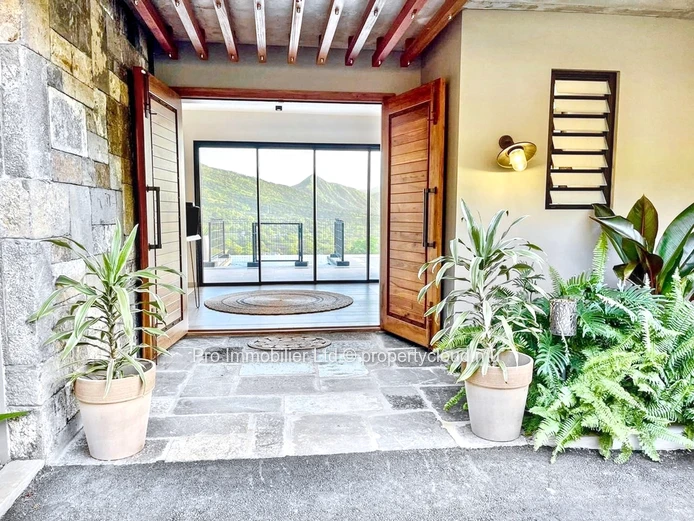 Stunning Fully Furnished Villa in Sought-After Palmyre Black River.