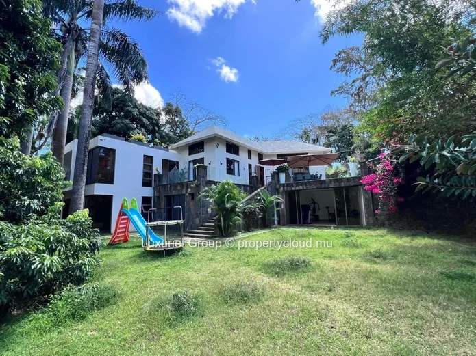  Résidence Coloniale de Prestige au Cœur d’un Écrin Tropical